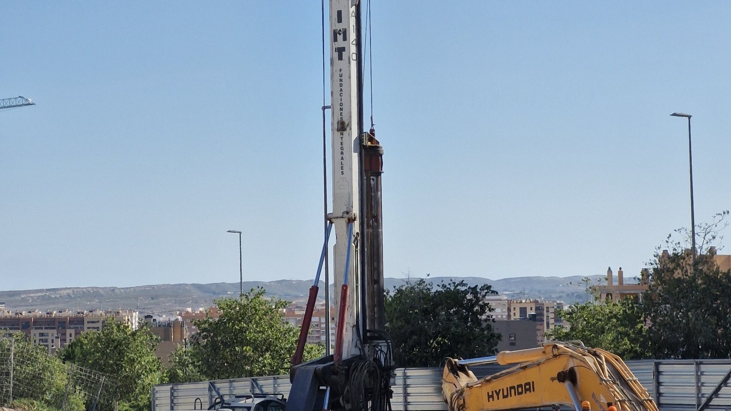 Maquinaria pesada para cimentaciones especiales en acción